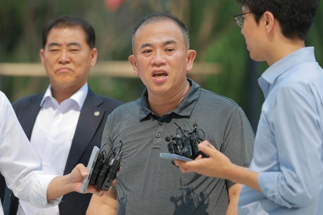 공천개입 의혹을 받는 ‘정치 브로커’ 명태균씨가 지난해 8월 1일 오전 서울 종로구에 마련된 김건희 특검팀 사무실로 조사를 받기 위해 출석 취재진 질문에 답하고 있다 사진유대길 기자 dbeorlf123ajunewscom