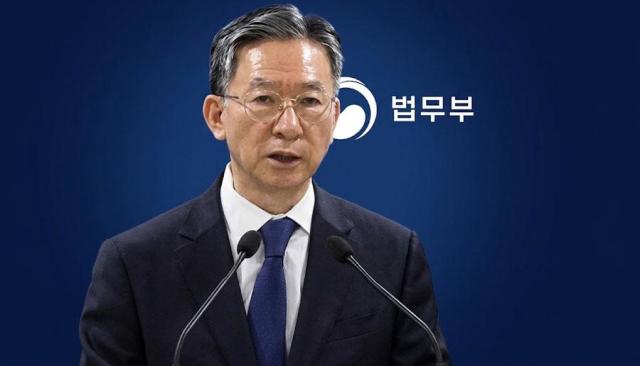 Lee accepts justice ministers resignation