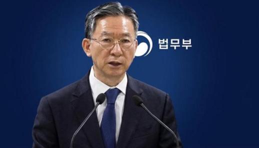 Lee accepts justice ministers resignation