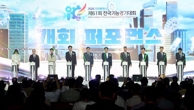 박찬대 인천광역시장이 24일 송도컨벤시아에서 열린 2026 인천광역시 제61회 전국기능경기대회에서 개회 퍼포먼스를 하고 있다 사진인천시