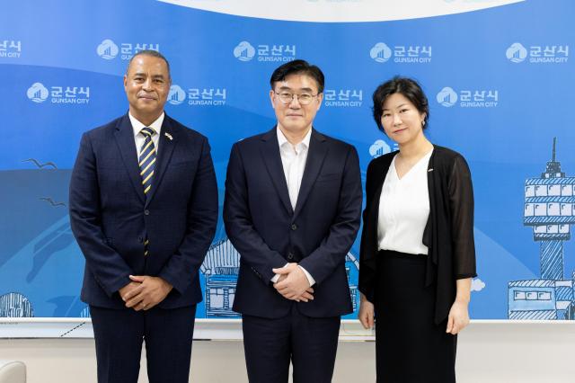 김재준 군산시장중앙이 24일 군산시청을 방문한 준 이 타코마–군산 자매도시위원회 부위원장과 기념촬영을 하고 있다사진군산시