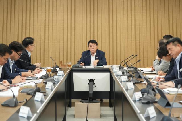유승광 서천군수가 24일 군청 상황실에서 열린 ‘민선 9기 공약사업 실천계획 보고회’를 주재하며 5대 분야 70개 공약의 추진 방향과 실행방안을 점검하고 있다사진서천군