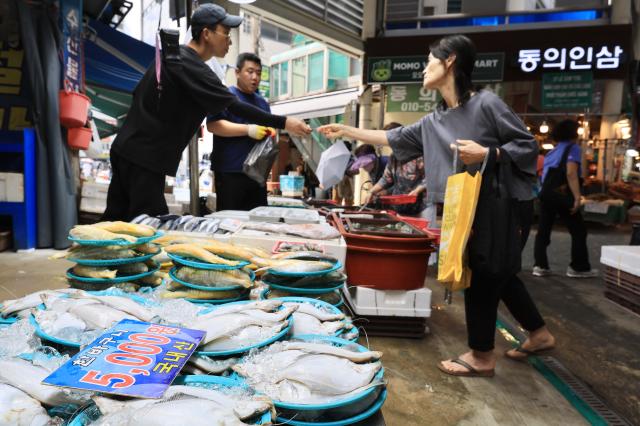 韓国の消費者心理、4カ月ぶりに低下…「株安・物価高が直撃」