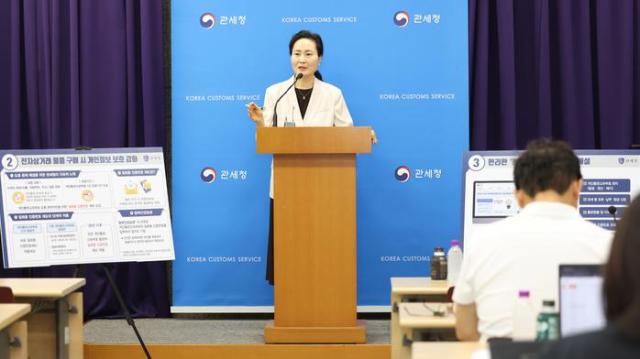 정부대전청사에서 전자상거래 전용 통관플랫폼 시범운영 관련 브리핑 후 질문에 답변하고 있는 이진희 통관국장 사진관세청