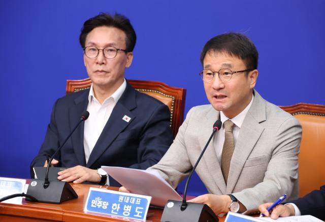 더불어민주당 한병도 원내대표가 지난 24일 국회에서 열린 최고위원회의에서 발언하고 있다사진연합뉴스
