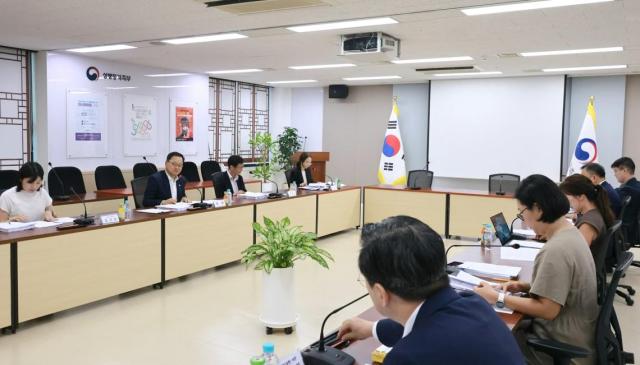 정구창 성평등가족부 차관이 24일 오전 정부서울청사에서 열린 제52차 양육비이행심의위원회 에서 양육비 채무 불이행자 제재조치와 양육비 채무 이행 확보 제도개선안을 의결하고 있다 사진성평등가족부