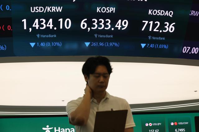 KOSPI extends losses on deepening chip selloff 