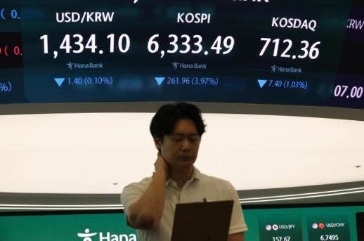 KOSPI extends losses on deepening chip selloff 