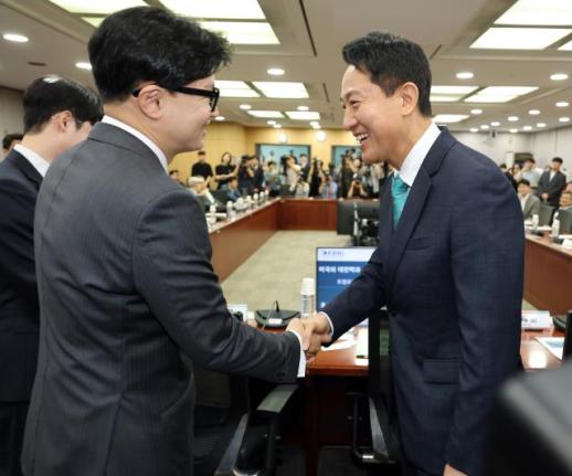 Ông Oh Se-hoon và Han Dong-hoon tham dự hội thảo của Đảng Quyền lực Nhân dân, chỉ trích lãnh đạo Jang Dong-hyuk