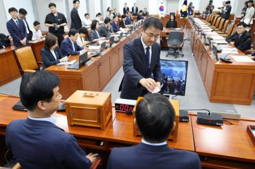 국회 운영위 5·18 폄훼 논란 이진숙 제명촉구안 與 주도 통과