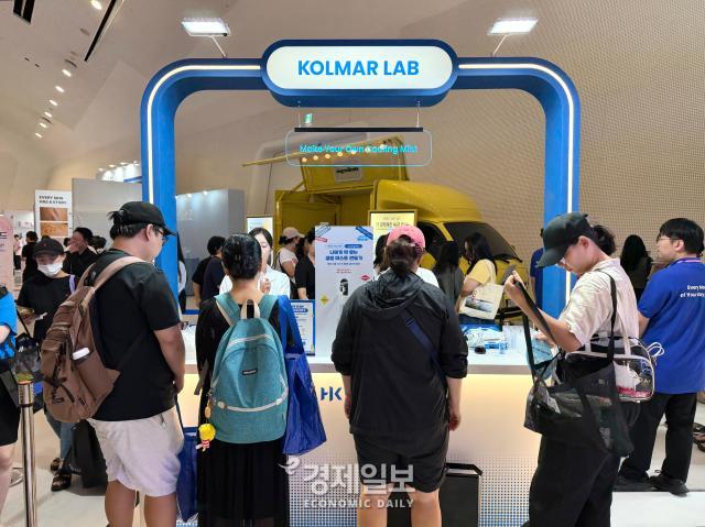 나만의 쿨링 미스트 만들기 체험존에서 관람객들이 미스트를 만들고 있는 모습 사진정보운 기자