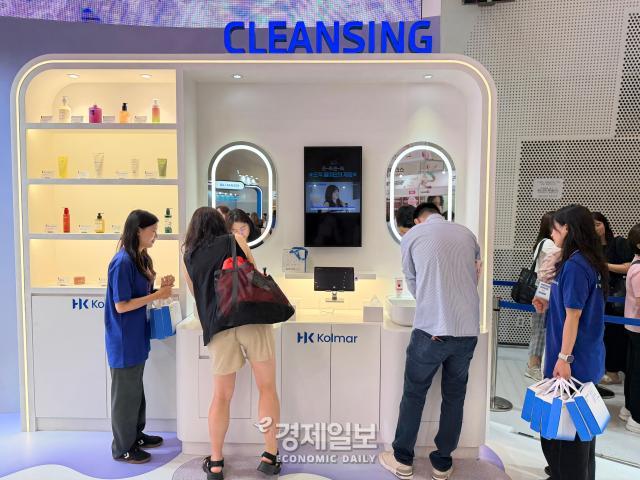 클렌징존에서 클렌징 제품으로 자외선차단제를 세정하고 있는 관람객 모습 사진정보운 기자