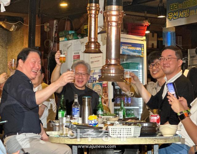 젠슨 황 엔비디아 최고경영자CEO와 최태원 SK그룹 회장 구광모 LG그룹 회장 이해진 네이버 의장이 지난 6월 5일 서울 마포구 홍대 인근 삼겹살 음식점 형님 저요에서 가진 삼소삼겹살·소주 회동’에서 건배를 하고 있다 사진아주경제 DB