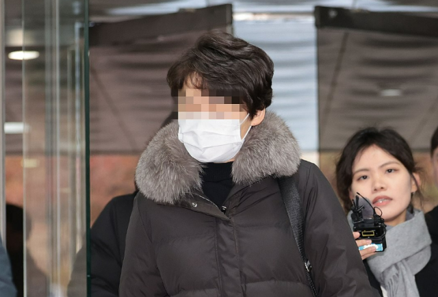  뇌물을 수수한 혐의를 받는 김모 경무관이 지난 2023년 12월 7일 서울 서초구 중앙지방법원에서 열린 두번째 영장실질심사를 위해 법정으로 향하고 있다 사진연합뉴스