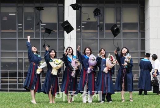 [포토] 학사모 던지며... 성균관대 2026년 여름 학위수여식 개최