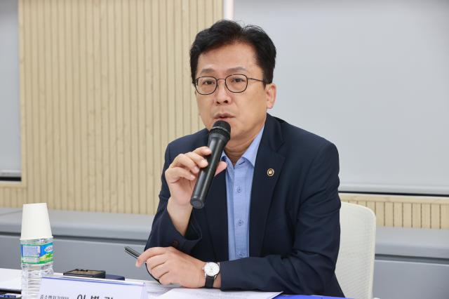 이병권 중소벤처기업부 제2차관이 25일 오후 서울 여의도동 중소벤처기업진흥공단 수도권지원센터에서 열린 홈플러스 협력·입점업체 간담회에서 발언하고 있다 사진중기부