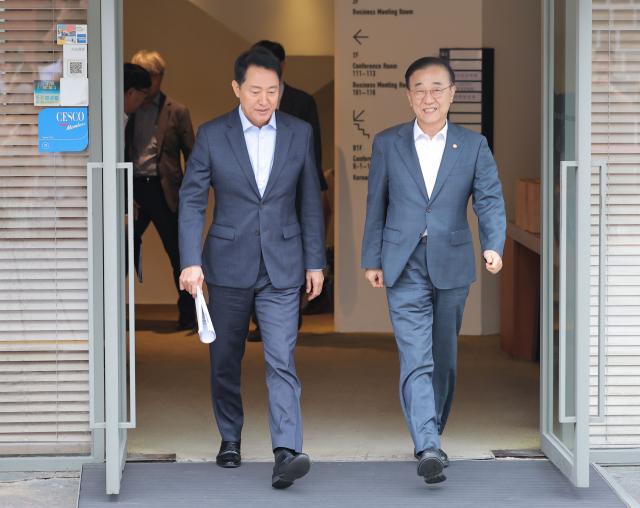 김윤덕 국토교통부 장관과 오세훈 서울시장이 20일 서울 모처의 한 식당에서 용산공원을 활용한 주택 공급 등 서울 주택 문제 협의를 마친 뒤 자리를 떠나고 있다 사진연합뉴스