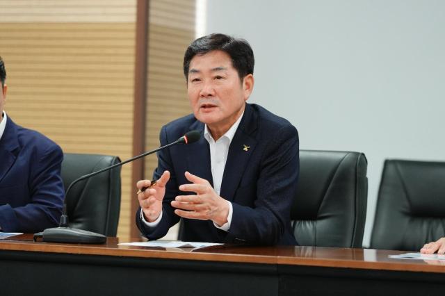 조용호 오산시장이 25일 김용석 대도시권광역교통위원장에게 광역버스 증차·세교3 광역교통개선 대책 비율 상향을 건의했다 사진오산시