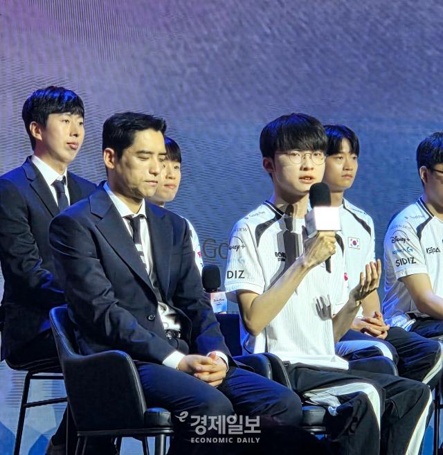이상혁 아시안게임 리그 오브 레전드 종목 국가대표오른쪽가 아시안게임을 앞두고 포부를 밝히고 있다 사진류청빛 기자