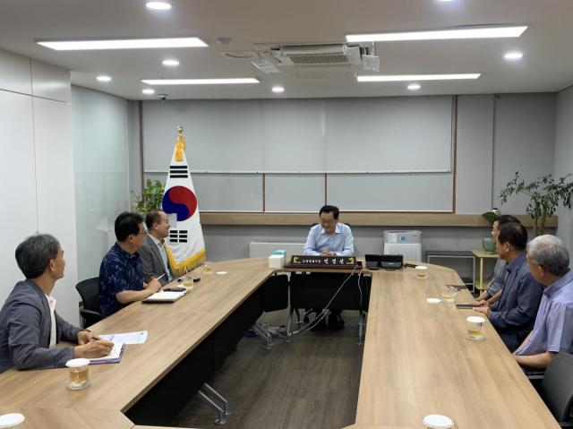 민경선 고양특례시장이 택시운수업계 대표단의 건의사항을 듣고 있다 사진고양시
