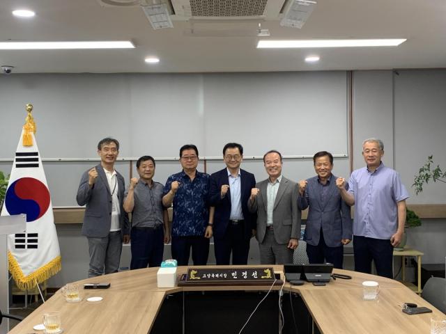 민경선 고양특례시장과 택시운수업계 대표단이 간담회 후 기념촬영을 하고 있다 사진고양시