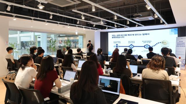 3개 대학교에서 사전 선발된 정보보호·컴퓨터공학 관련 학과 재학생과 보안 동아리원을 대상으로 합동 실무교육을 진행하고 있다 사진경과원