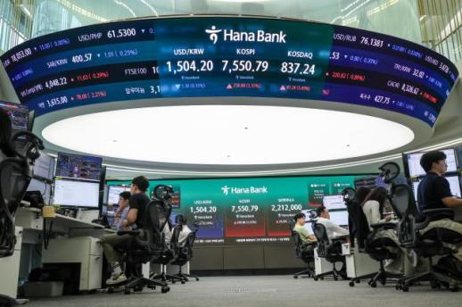 KOSPI rebounds as chip giants recover, institutions step in