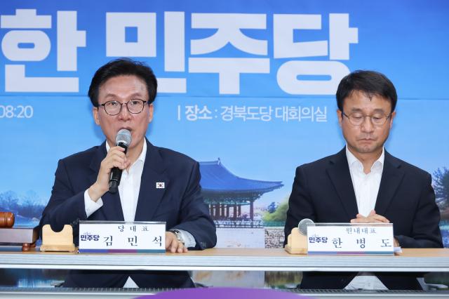 더불어민주당 김민석 대표가 26일 경북 안동시 민주당 경북도당 사무실에서 열린 최고위원회의에서 발언하고 있다사진연합뉴스