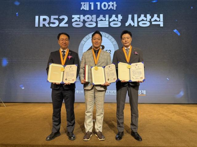 SK인텔릭스는 웰니스 로봇 나무엑스NAMUHX가 IR52 장영실상을 받았다고 26일 밝혔다 왼쪽부터 류기철 AX Tech실장 임태빈 생산품질본부장 고기영 생산실장이 포즈를 취하고 있다 사진SK인텔릭스