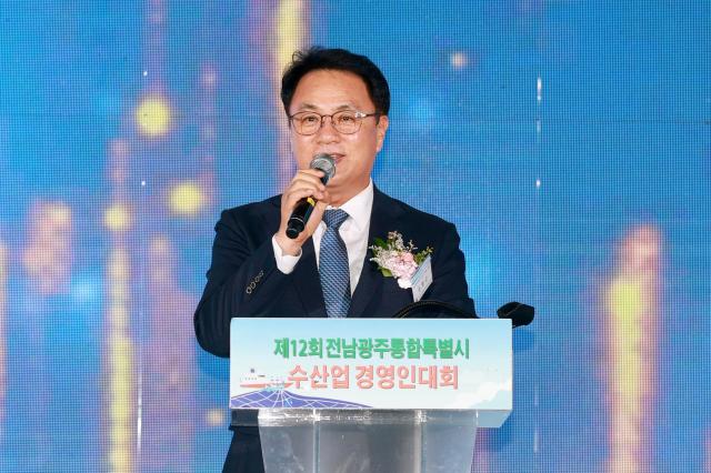 전남광주통합특별시의회 송형곤 의장이 지난 25일 영광스포티움 국민체육센터에서 개최된 ‘제12회 전남광주통합특별시 수산업경영인대회 기념식’에 참석해 축사를 하고있다사진전남광주통합특별시의회