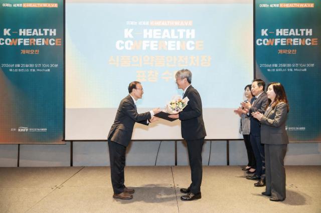 헥토헬스케어 김석진 대표가 표창을 받고 있다 사진헥토그룹
