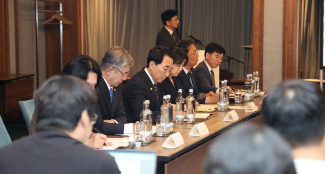 박수현 충남도지사가 25일현지 시각 독일 프랑크푸르트 슈타이겐베르거 호텔에서 충남에 투자한 글로벌 기업 경영진들과 전문인력 확보 및 추가 투자 확대 방안을 논의하고 있다사진충남도