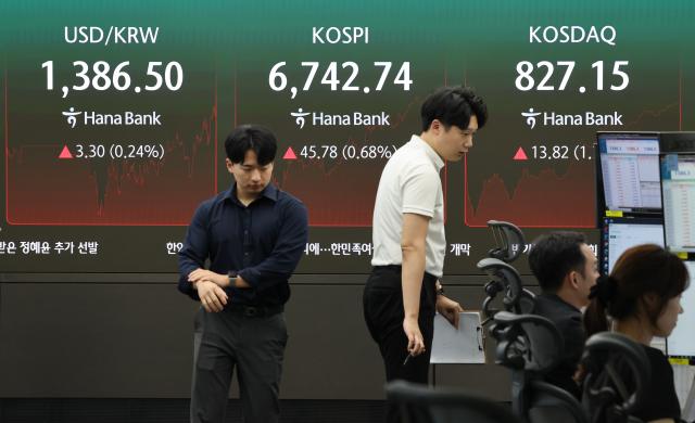 지난 25일 오후 서울 중구 하나은행 딜링룸 모습 사진연합뉴스