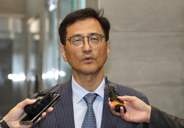  6·3 지방선거 투표용지 부족 사태 등을 수사하는 이태한 선거관리위원회 특별검사가 24일 서울 서초구 특검 임시 사무실로 출근하며 취재진의 질문에 답하고 있다 사진연합뉴스
