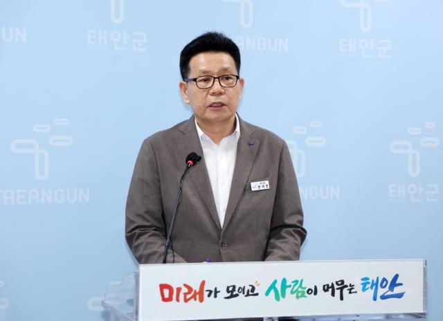 한석민 태안군 재무과장이 26일 군청 브리핑룸에서 세입 확보와 체납 관리 공공청사 확충 등 주요 재무 정책을 설명하고 있다사진태안군