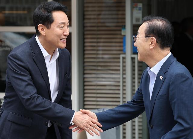 김윤덕 국토교통부 장관오른쪽과 오세훈 서울시장이 26일 서울 모처의 한 식당에서 용산공원을 활용한 주택 공급 등 서울 주택 문제를 협의한 뒤 나서며 악수하고 있다 사진연합뉴스