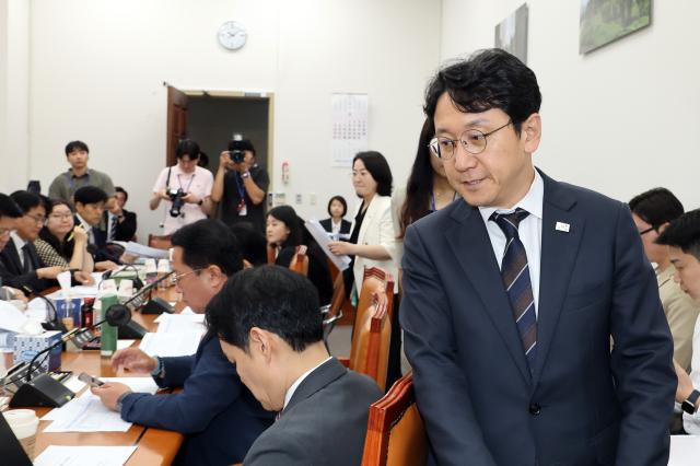 지난달 28일 국회에서 열린 제1차 국회운영개선소위원회 회의에서 천준호 소위 위원장이 입장하고 있다사진연합뉴스