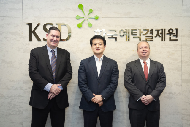 
사진1 설명  왼쪽부터 데이비드 브라운David Brown 씨티은행 일본·북아시아·호주지역 금융기관 영업부문 공동대표 권의진 한국예탁결제원 글로벌본부장 톰 라이든Tom Lydon 씨티은행 일본·북아시아·호주지역 금융기관 영업부문 공동대표 사진한국예탁결제원