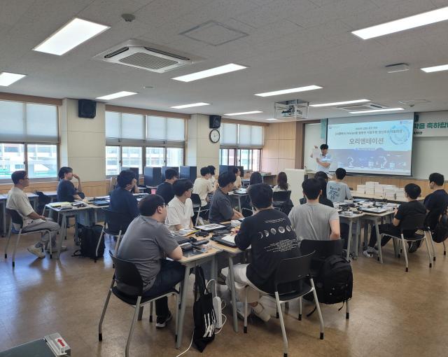24일 영남이공대학교에서 경북산업직업전문학교 AI캠퍼스 교육생들이 ‘Vision 기반 자율주행 첨단로봇 개발 전문인력 양성 과정’ 오리엔테이션을 진행하고 있다사진경북산업직업전문학교