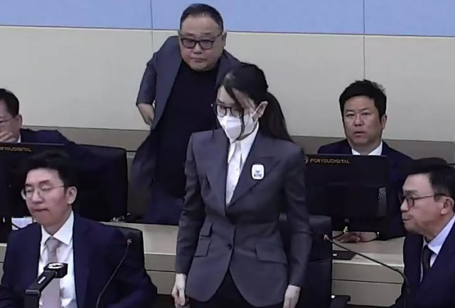 이른바 매관매직 혐의로 기소된 김건희 여사가 지난 6월 26일 서초구 서울중앙지방법원에서 열린 특정범죄 가중처벌법상 알선수재 혐의 사건 1심 선고 공판에 출석하고 있다 사진서울중앙지법