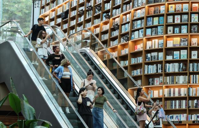 Foreign students and local alike enjoy air-conditioned library at Starfield COEX AJP Han Jun-gu