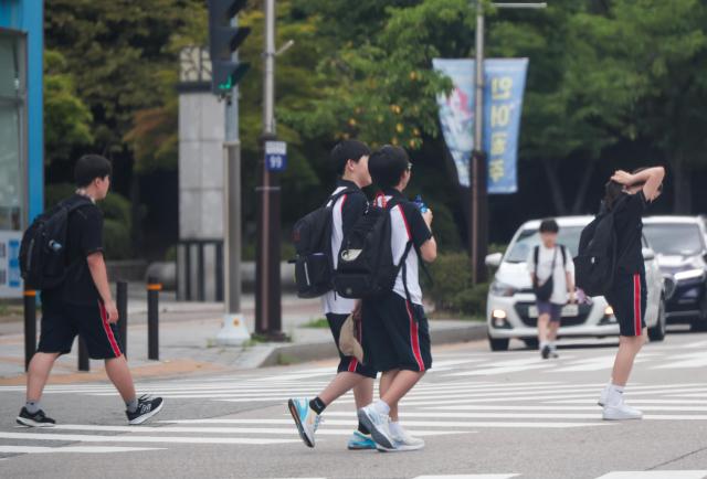 Students head home after school day ends in Dongtan Gyeonggi Province AJP Yoo Na-hyun