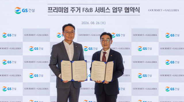 GS건설 이용구 건축주택설계부문장왼쪽과 고메드갤러리아 차기팔 대표가 업무협약 체결 후 기념사진을 촬영하고 있다 사진GS건설