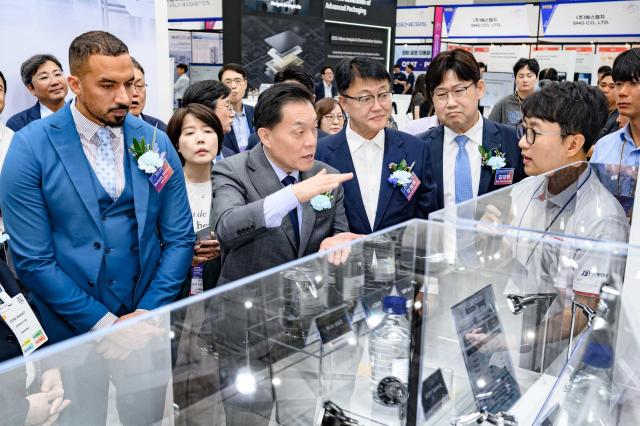 Thị trưởng Lee Jae-jun tham quan các gian hàng triển lãm và trò chuyện với đại diện các công ty. [Ảnh: Thành phố Suwon]