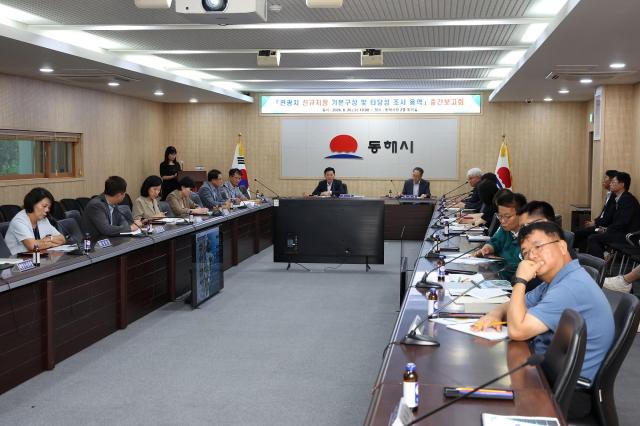동해시청 2층 회의실에서 ‘한섬유원지 관광지 신규 지정 타당성 검토 용역 중간보고회’를 개최하고 있다 사진동해시