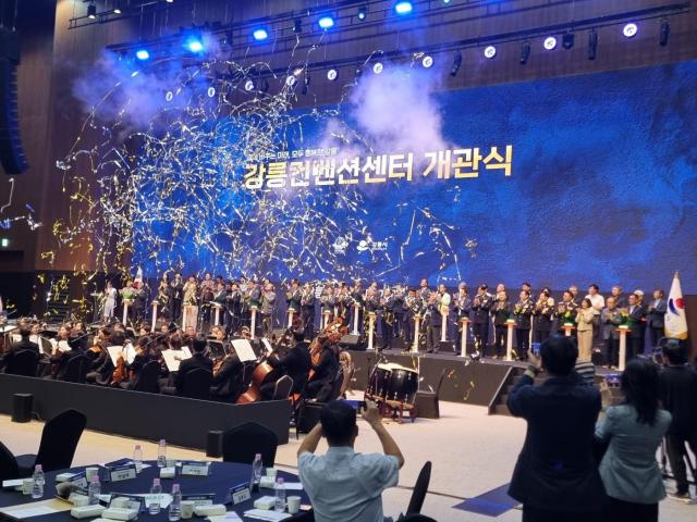 강릉시가 26일 포남동 강릉올림픽파크에서 강릉컨벤션센터 개관식을 개최하고 있다 사진이동원 기자