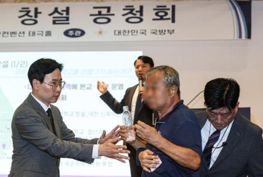 규백이 오라 그래...사관학교 첫 공청회 파행