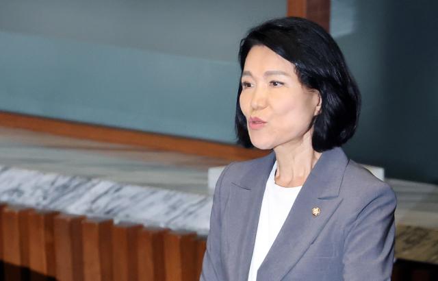 26일 국회에서 열린 본회의에서 이진숙 국민의힘 의원이 자신에 대한 제명 촉구 결의안이 상정되자 무기명 투표에 앞서 퇴장하고 있다 ｢사진＝연합뉴스｣