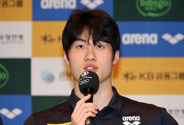 25일 충북 진천선수촌 챔피언하우스에서 열린 대한수영연맹 수영 국가대표팀미디어데이 행사에서 경영 국가대표 황선우가 발언하고 있다 사진연합뉴스