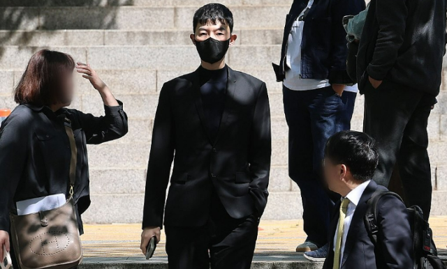 현직 교사로부터 수능 관련 모의고사 문항을 부정거래 한 혐의로 재판에 넘겨진 강사 현우진씨가 지난 4월 24일 서울 서초구 서울중앙지방법원에서 열린 청탁금지법 위반 혐의 첫 공판에 출석하고 있다 사진연합뉴스
